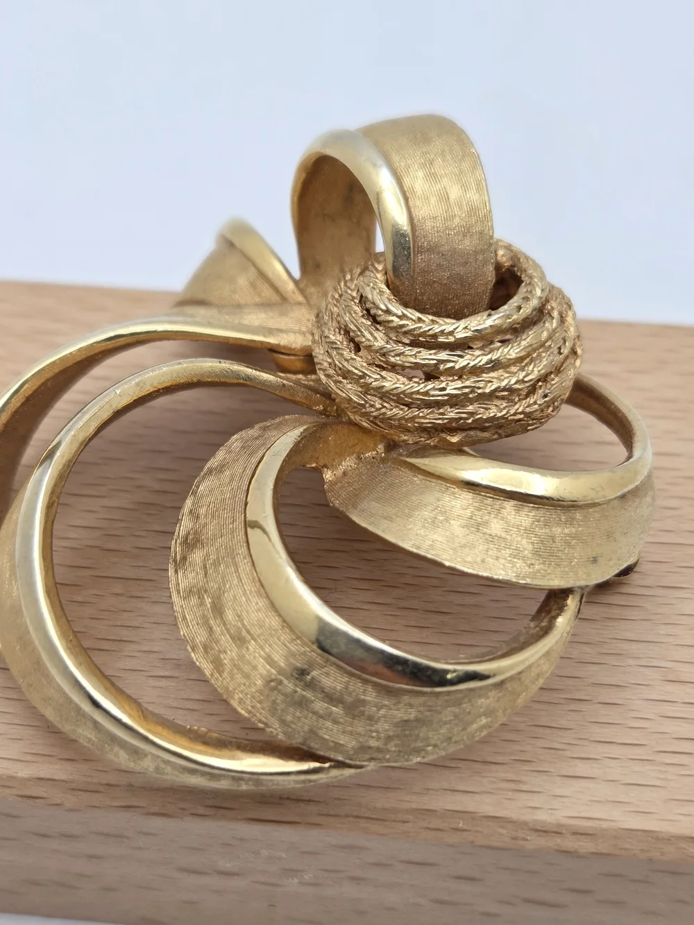 Vintage Coro Gold Tone Swirl Ribbon Brooch Pin